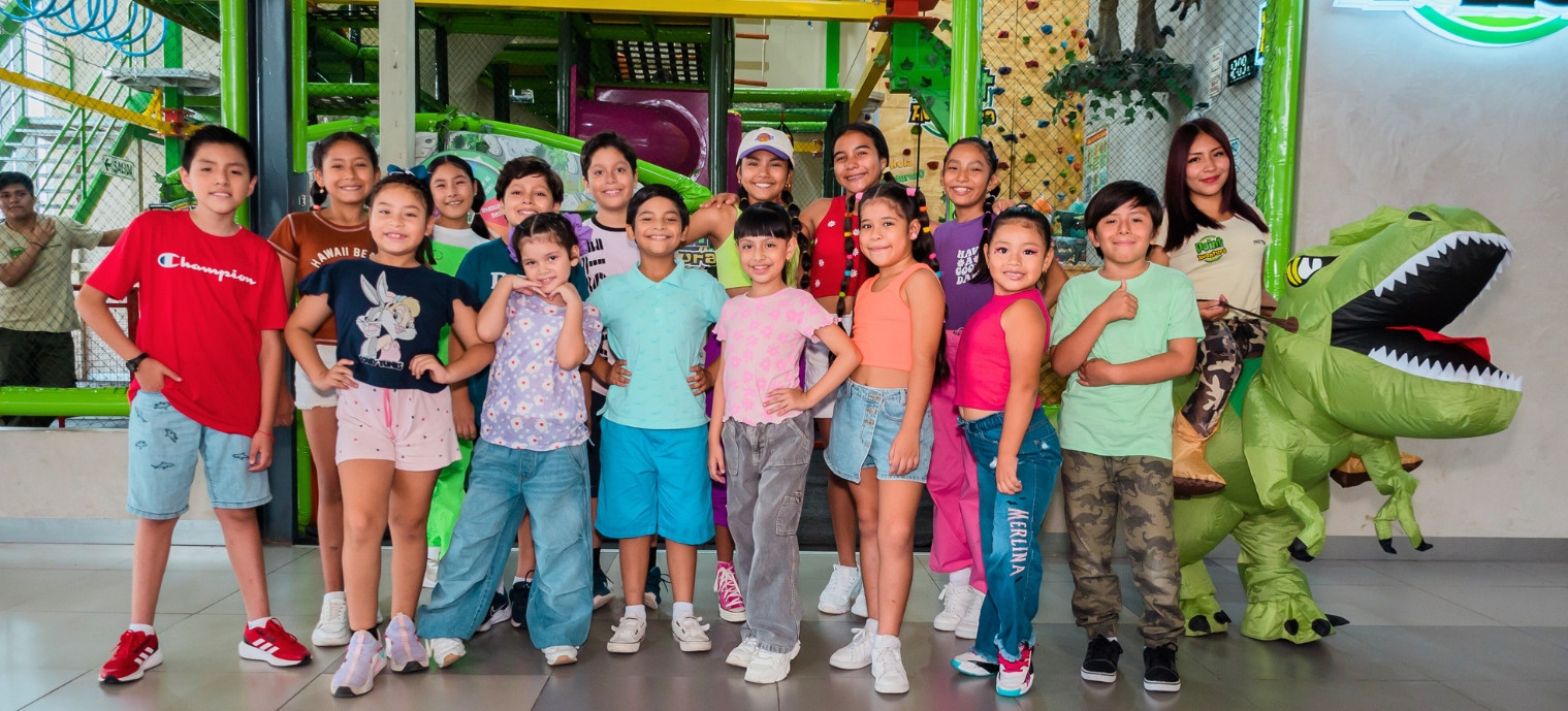 niños en la fachada